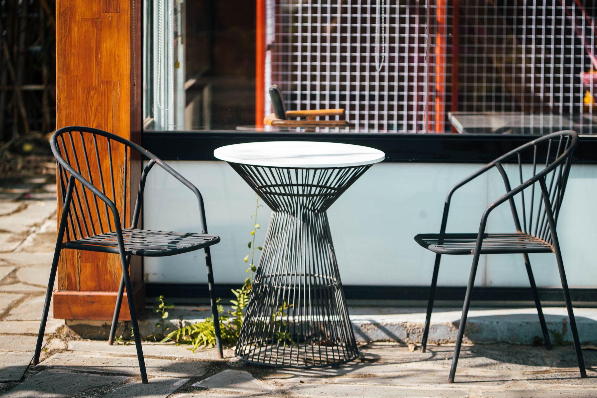 Bistro table and chairs outside a coffee shop, ready for a QR table card